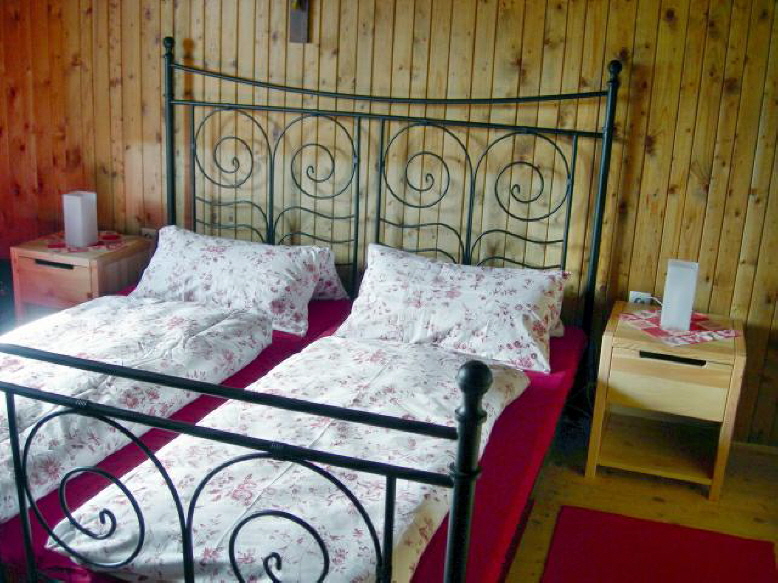 Schlafzimmer 1
